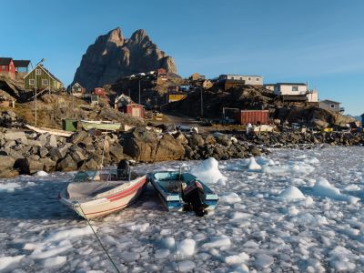 Hinter dem Ort Uummannaq  erhebt sich unübersehbar der 1.175m hohe