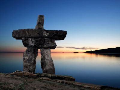 Inukshuk in der Dämmerung.