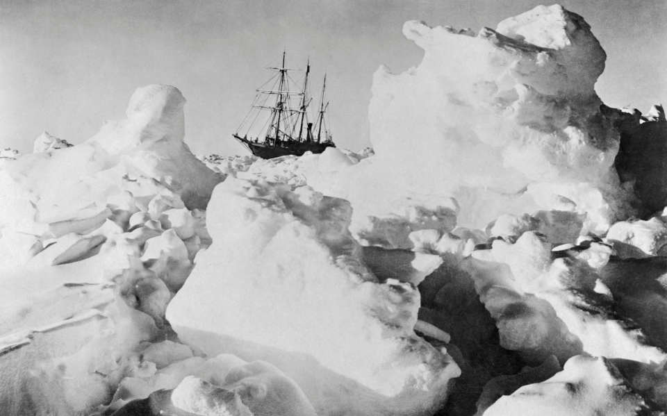 Die Endurance anno 1915, eingefroren im Weddellmeer. Das Wrack wird 2022 wieder gesucht. (Bild: Frank Hurley)