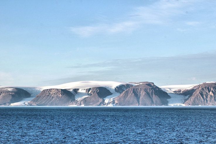 Das Gebiet Nordwestgru00f6nlands ist unbewohnt wild. Der Eisschild reicht an vielen Orten bis an die